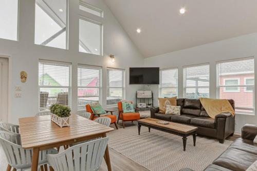 Χώρος καθιστικού στο Large 5bd Hot Tub w Ocean View, Firepit & Gameroom
