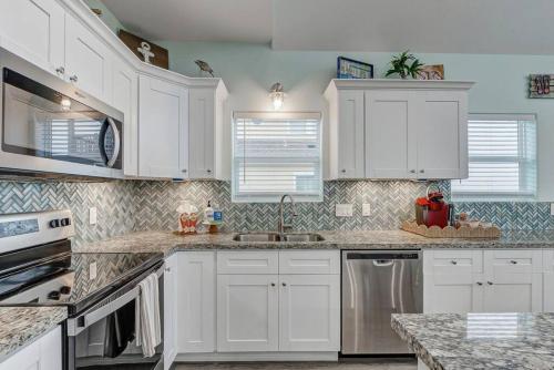 Η κουζίνα ή μικρή κουζίνα στο Large 5bd Hot Tub w Ocean View, Firepit & Gameroom
