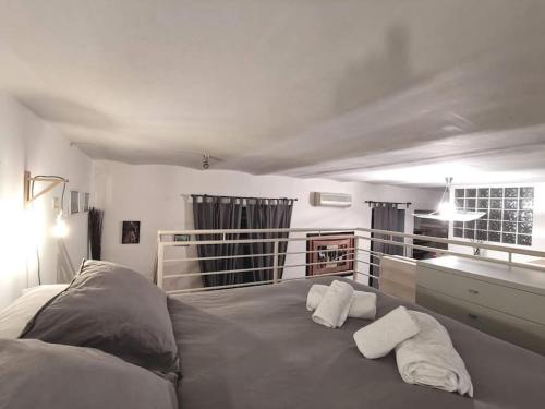 1 dormitorio con 1 cama con 2 toallas en La Dimora Dante, en Roma