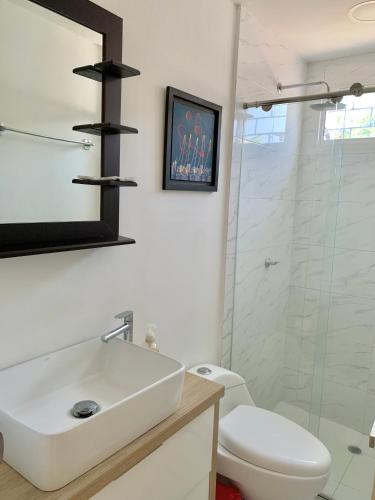 y baño con lavabo, aseo y ducha. en Casa Nómada - To work and enjoy!, en Santa Marta