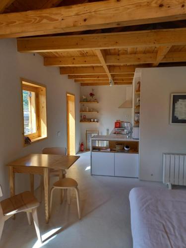 a living room with a table and a kitchen at Armazém de Sal - Alojamento Loft in Rio Maior