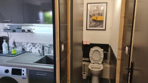 A bathroom at Le Cocon de la République T3 Mezzanine Belle vue plein Sud sans vis à vis dans une petite Résidence très calme Agde Centre