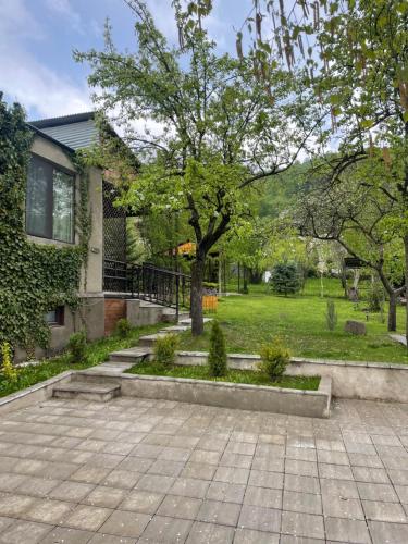 una casa con un árbol en medio de un patio en TOON 94, en Dilijan