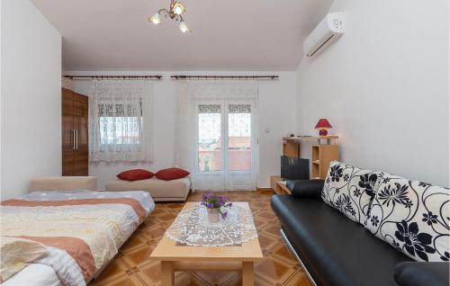sala de estar con sofá y mesa en Lovely Apartment In Betiga With Wifi, en Barbariga