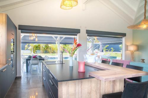 eine Küche mit Tisch und Esszimmer in der Unterkunft Villa Faustine in Saint-François