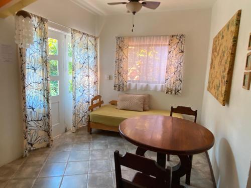 a small room with a table and a bed at Casa Maiana in Sámara