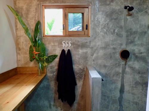 博卡斯德爾托羅的住宿－Casa Salvaje Vacation Rentals，带淋浴和黑色毛巾的浴室