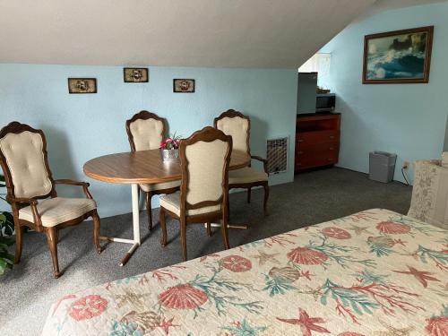 Cette chambre comprend une table, des chaises et un lit. dans l'établissement Lighthouse Inn, à Florence