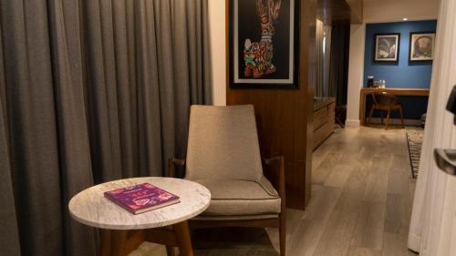 Coin salon dans l'établissement Hotel Indigo Guadalajara Expo by IHG