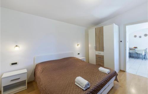 ein weißes Schlafzimmer mit einem Bett und einem Spiegel in der Unterkunft Cozy Home In Valbandon With Kitchen in Valbandon