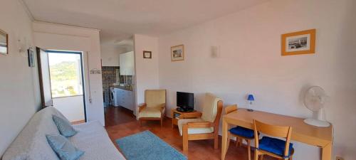 - un salon avec une table et un canapé dans l'établissement Seaview Apartment 100m from beach, à Luz
