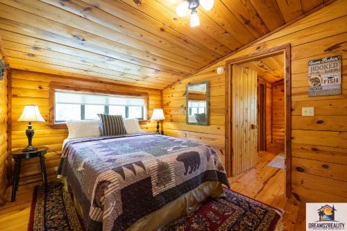 Ein Bett oder Betten in einem Zimmer der Unterkunft 3BR Cabin On the White River with Boat Launch - Great Fishing - CCWC