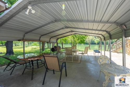 Galeriebild der Unterkunft 3BR Cabin On the White River with Boat Launch - Great Fishing - CCWC in Mountain View