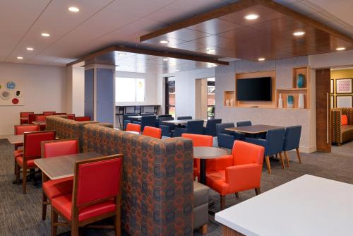 Holiday Inn Express Hotel & Suites Indianapolis Dtn-Conv Ctr, an IHG Hotel Image