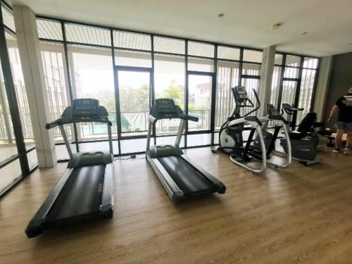 華欣的住宿－Baan Peang Ploen Hill View 7th floor，健身房,在房间内有一大堆健身自行车
