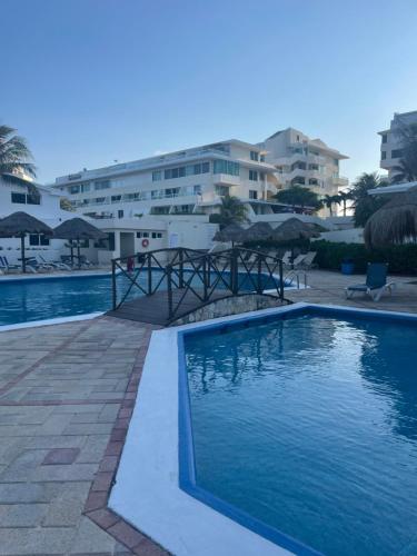 una piscina frente a un edificio en Suite Brisas Cancun, en Cancún