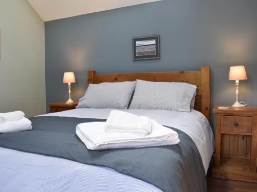 ein Bett mit zwei Handtüchern darüber in der Unterkunft White Heather Barn in Swanwick