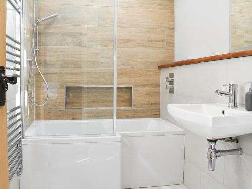 La salle de bains est pourvue d'une douche et d'un lavabo. dans l'établissement White Heather Barn, à Swanwick
