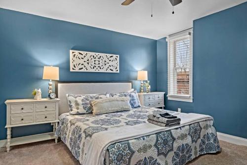 Dormitorio azul con cama y pared azul en NEW! High-end Manchester Home w/ a hot tub en Pittsburgh