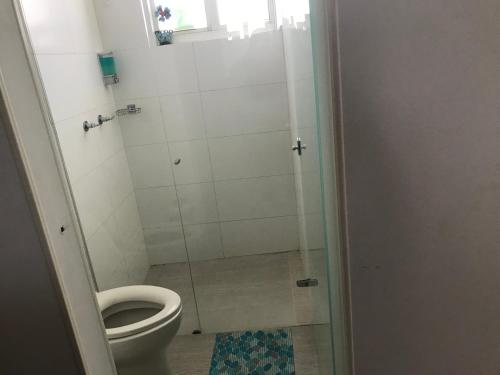 W łazience znajduje się toaleta i przeszklony prysznic. w obiekcie SANTA MARTA OASIS en ZAZUE w mieście Santa Marta