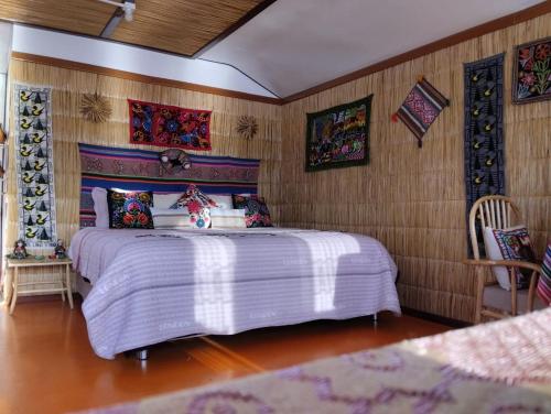 เตียงในห้องที่ Uros TITIKAKA the Best lodge