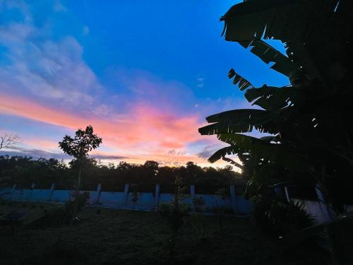 Matahari terbit atau terbenam yang dilihat dari homestay atau berdekatan