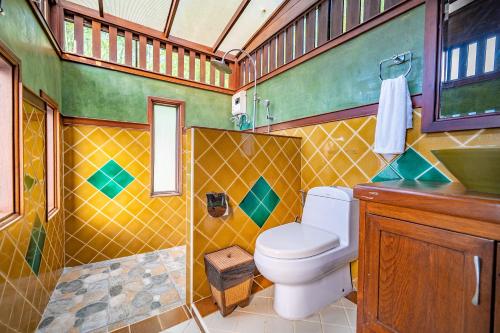 a bathroom with a toilet and a sink at มนต์เมืองเชียงใหม่ รีสอร์ต Monmuang Chiangmai Resort in Hang Dong