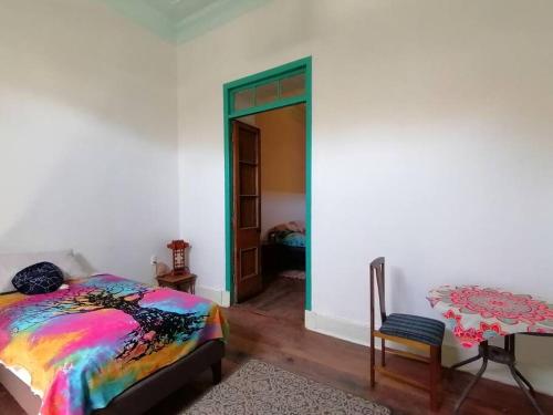 1 dormitorio con 1 cama, 1 mesa y 1 silla en Departamento Independiente en Casa Patrimonial, en Vicuña