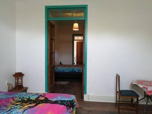 Habitación con 2 camas y pasillo con espejo. en Departamento Independiente en Casa Patrimonial en Vicuña