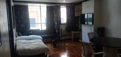 โทรทัศน์และ/หรือระบบความบันเทิงของ Suite Two Bedroom Condo Palace of Makati or Makati Palace Hotel