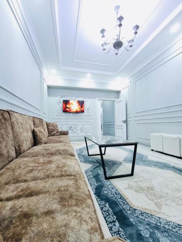ein Wohnzimmer mit einem Sofa und einem Tisch in der Unterkunft - Enjoy Your Privacy - Complimentary Airport Pick Up - in Taschkent