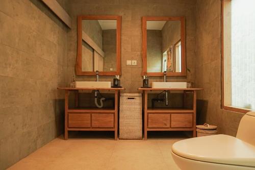 un bagno con due lavandini e un WC di MAHAMAYA Gili Meno a Gili Meno