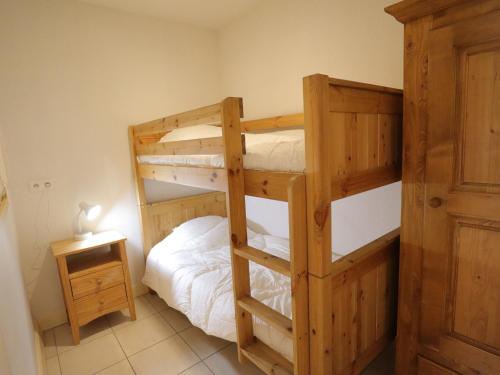 a bedroom with two bunk beds in a room at Appartement Centre Les Gets - Balcon, 6 Couchages, Proche Remontées, Animaux Acceptés - FR-1-623-217 in Les Gets