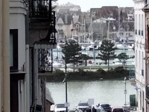 Fotografia z galérie ubytovania Studio cosy au cœur de Trouville, à 2 pas des Quais et de la plage, avec tout le confort nécessaire - FR-1-712-55 v destinácii Trouville-sur-Mer
