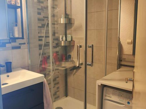 une douche avec une porte vitrée dans une salle de bain dans l'établissement Appartement T2 Cabine 6 pers avec Piscine - Le Barcarès - FR-1-195-100, au Barcarès