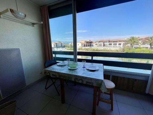 Photo de la galerie de l'établissement Studio avec Piscine, Clim, Parking et Proche Plage à St Cyprien - FR-1-225D-181, à Saint-Cyprien