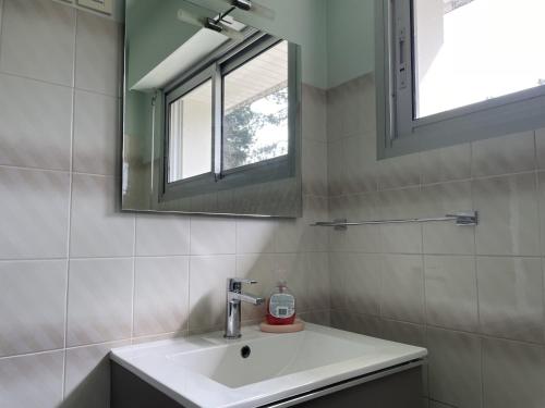 y baño con lavabo y espejo. en Maison Locoal-Mendon, 3 pièces, 4 personnes - FR-1-397-71, en Locoal-Mendon