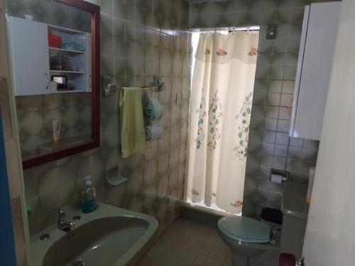 łazienka z umywalką i toaletą w obiekcie Encantadora Finca San Gabriel Duitama w mieście Duitama
