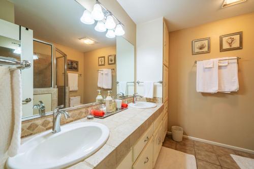 a bathroom with two sinks and a large mirror at Master Bedroom with King Bed-FREE-WiFi-Snack-Parkg in Relaxing Oasis in San Marcos