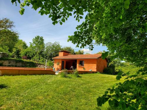 a house in the middle of a yard at Laoueille in Montesquiou