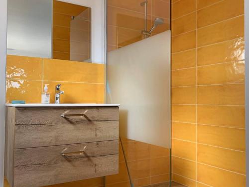 Kúpeľňa v ubytovaní Villa de Luxe Rénovée avec Piscine, 4 Chambres, à 5 Minutes de la Plage - FR-1-726-25