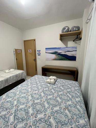 Un dormitorio con una cama con una toalla encima. en Lençóis Confort - BL05-AP02, en Barreirinhas