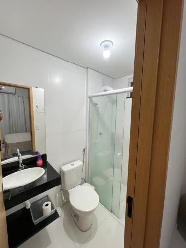 Un baño con inodoro, lavabo y ducha. en Lençóis Confort - BL05-AP02, en Barreirinhas