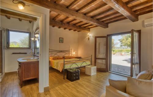 Schlafzimmer mit einem Bett, einem Waschbecken und einem Spiegel in der Unterkunft Lovely Home In Marsiliana With Private Swimming Pool, Can Be Inside Or Outside in Marsiliana