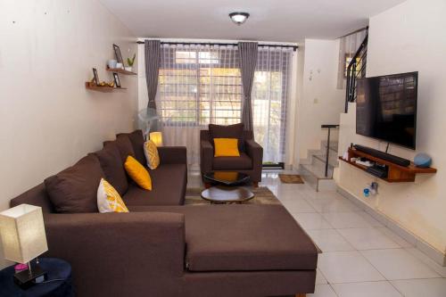 Home in gated community, wifi, washer & office., Kampala – Cập ...