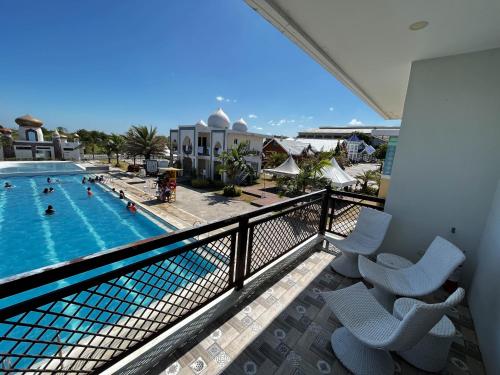 - une vue sur la piscine depuis le balcon de l'hôtel dans l'établissement Torres Farm Resort powered by Cocotel, à Naic