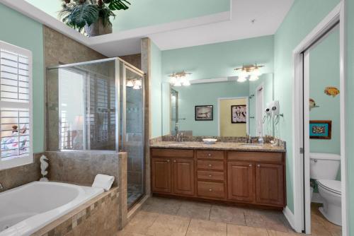 ペンサコーラ・ビーチにあるWhite Sands 427の浴槽、シャワー、洗面台を備えたバスルーム