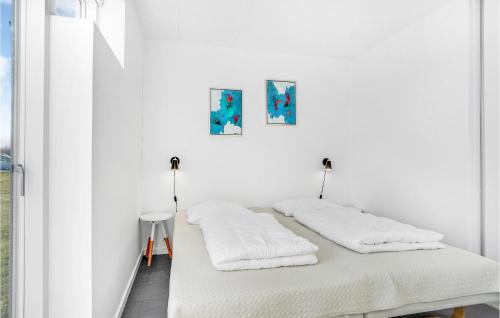 En eller flere senge i et værelse på Amazing Home In Frederikshavn With Kitchen