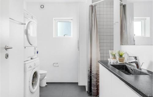 Et badeværelse på Amazing Home In Frederikshavn With Kitchen