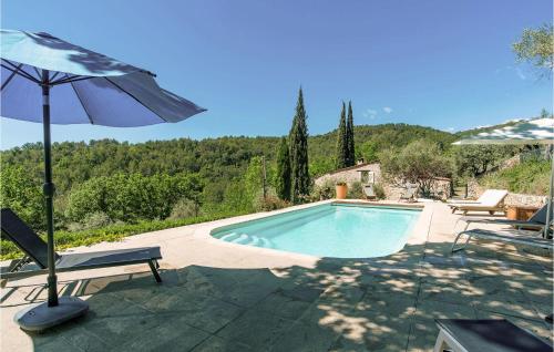 - une piscine avec un parasol, une chaise et une table dans l'établissement Gorgeous Home In Fayence With Wifi, à Fayence